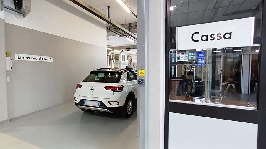 Cartello Linea revisioni e area accettazione del centro CityCar Service