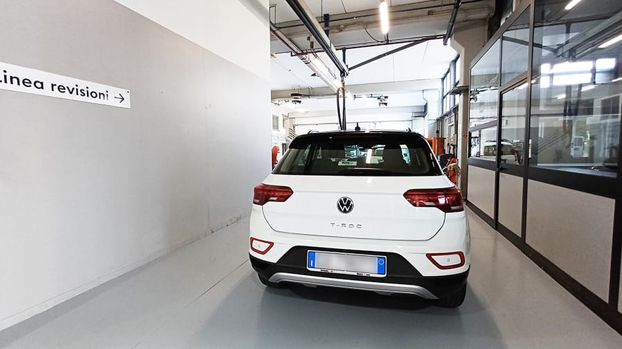 Auto in ingresso sulla linea di revisione del centro CityCar Service