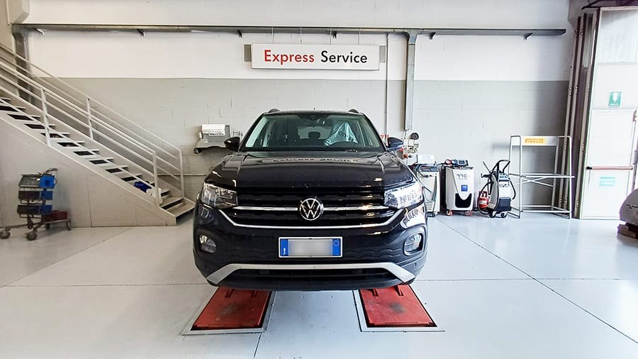 Vettura posizionata sul banco prova freni a rulli