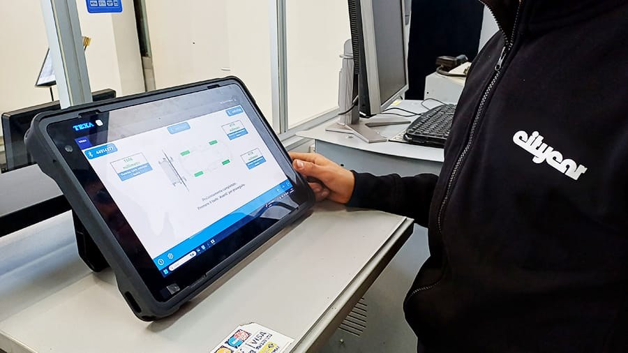 Operatore CityCar Service al tablet diagnostico durante la prerevisione